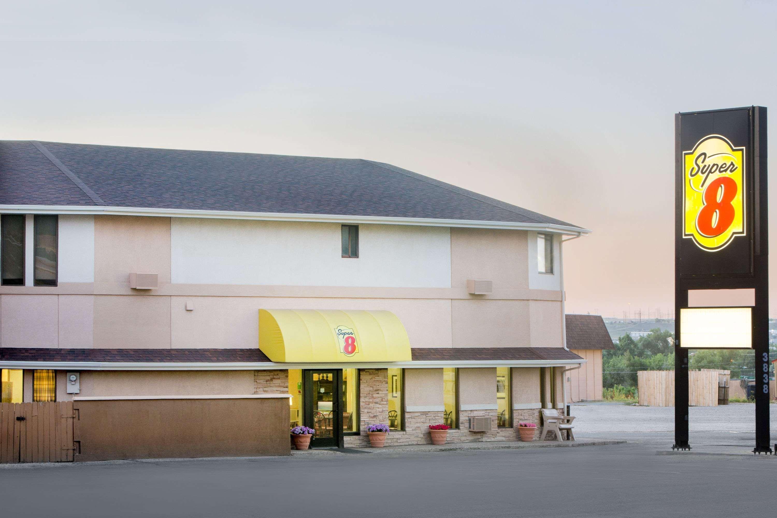 Super 8 By Wyndham Casper West By The River Motel Exterior photo